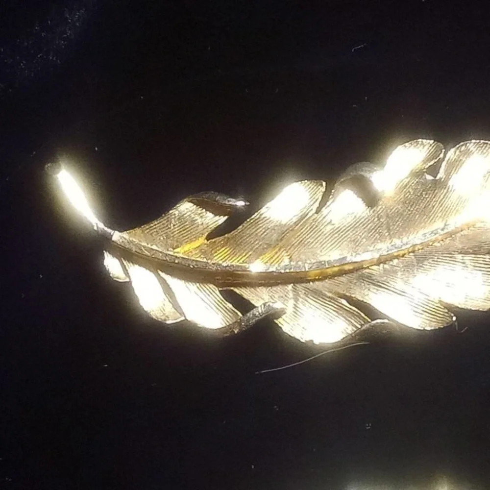 Vintage gold-tone leaf brooch